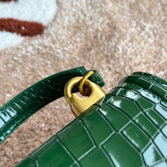 550 [Dolce Gabbana] Chain hand-held crossbody bag model number: 6613 crocodile pattern Original list ➰Delicious handmade Imported cowhide with original hardware bag body top pure handmade oil edges The favorite of many celebrities is Crossbody, Special pr