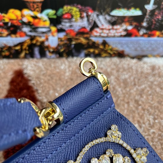 P550 model number: 4133 palm print high-end product [Dolce Gabbana] Another platinum bag in the fashion industry ➰Delicate handmade classic model solid color versatile. Favorite of many celebrities. Crossbody can be used with mirrors. Special products for