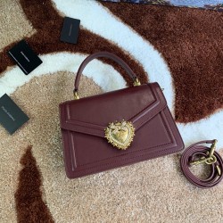 550 [Dolce Gabbana] Model number: 4158 Original single crossbody women's bag ➰Delicious handmade Imported cowhide with original hardware bag body with pure handmade oil on top of the top of many celebrities' favorites. Crossbody can be purchased overseas 