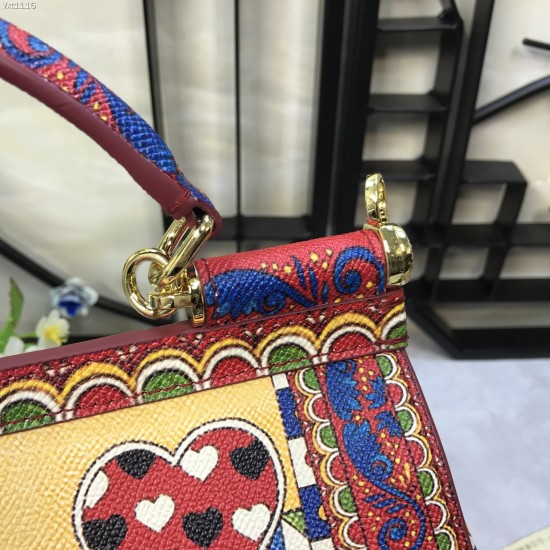480 [Dolce Gabbana] The same crossbody bag as a celebrity, crossbody, mirror, overseas purchasing special products, fashionable and aura, brand new bag style, any combination can be as long as there is a fashionable heart, you can keep it clearly, when an