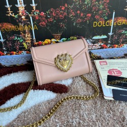 530 original DolceGabbana overseas purchasing special product model number 5512,️Double crossbody clutch bag is mainly simple and fashionable, using imported cowhide raw materials. Butterfly gold-plated DG logo inlaid pearl front flip with hidden magnetic