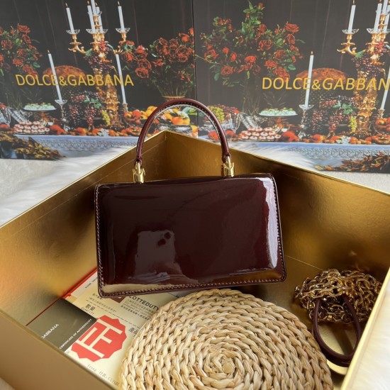 550 【Dolce Gabbana】❤️New.Model number: 9111 patent leather original ➰Delicate and handmade, imported cowhide bag body with pure handmade oil edge on top, embellished with DG double electroplating sign fashion trend, front flip cover adopts hidden magnetic 550 【Dolce Gabbana】❤️New.Model number: 9111 patent leather original ➰Delicate and handmade, imported cowhide bag body with pure handmade oil edge on top, embellished with DG double electroplating sign fashion trend, front flip cover adopts hidden magnetic