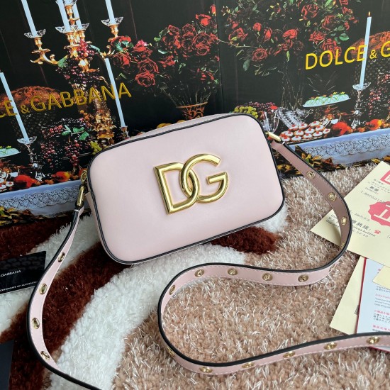 530【Dolce Gabbana】Model number: 3320 Original ➰Semantic delicate handmade imported cowhide, front DG logo, pure handmade oil on the top of the bag, favorite of many celebrities, overseas purchasing special products, fashionable and aura, new bag style, an 530【Dolce Gabbana】Model number: 3320 Original ➰Semantic delicate handmade imported cowhide, front DG logo, pure handmade oil on the top of the bag, favorite of many celebrities, overseas purchasing special products, fashionable and aura, new bag style, an