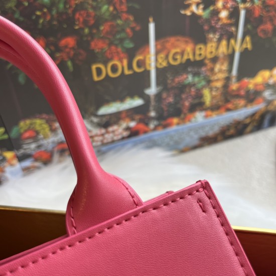 520 【Dolce Gabbana】New.Model number: 5527 Original DG Logo Bag Mini Tote Bag➰Deliciously handmade, imported cowhide bag body with pure handmade oil edges on top, the favorite of many celebrities, overseas purchasing special products, style and aura, as lo 520 【Dolce Gabbana】New.Model number: 5527 Original DG Logo Bag Mini Tote Bag➰Deliciously handmade, imported cowhide bag body with pure handmade oil edges on top, the favorite of many celebrities, overseas purchasing special products, style and aura, as lo