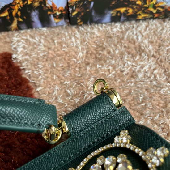 P550 model number: 4133 palm print high-end product [Dolce Gabbana] Another platinum bag in the fashion industry ➰Delicate handmade classic model solid color versatile. Favorite of many celebrities. Crossbody can be used with mirrors. Special products for