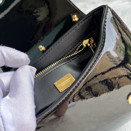 570 [Dolce Gabbana] Model number: 9112 Original order ➰Delicate handmade, imported cowhide bag body with pure handmade oil edges on top, embellished with standing effect quilted DG log Fashion trend, favorite of many celebrities, crossbody, overseas purch