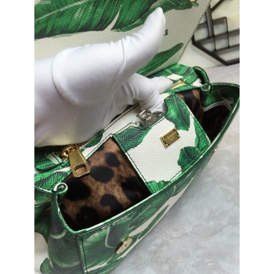 480 [Dolce Gabbana] The same crossbody bag as a celebrity, crossbody, mirror, overseas purchasing special products, fashionable and aura, brand new bag style, any combination can be as long as there is a fashionable heart, you can keep it clearly, when an