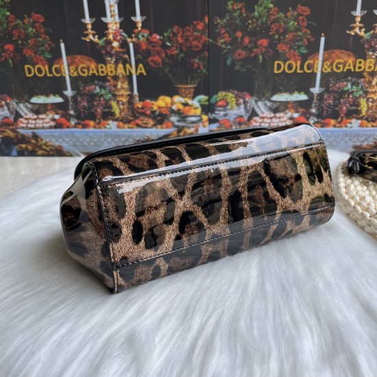 500 [Dolce Gabbana] model number: 2112 patent leather leopard print, perfect bag shape, customized vacuum high electroplated hardware, versatile bag type, portable crossbody is suitable for any occasion, gorgeous enough to amazing four seats, every presen