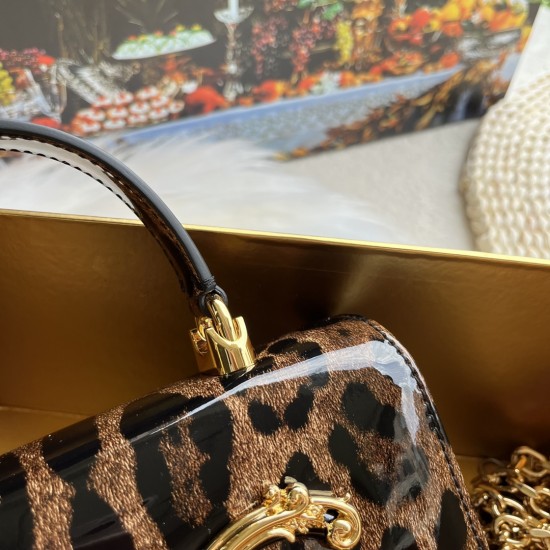 600 【Dolce Gabbana】❤️New.Model number: 9111 patent leather leopard print original ➰Delicate handmade, imported cowhide bag body with pure handmade oil edge on top, embellished with DG double electroplating sign fashion trend, front flip cover adopts hidde 600 【Dolce Gabbana】❤️New.Model number: 9111 patent leather leopard print original ➰Delicate handmade, imported cowhide bag body with pure handmade oil edge on top, embellished with DG double electroplating sign fashion trend, front flip cover adopts hidde