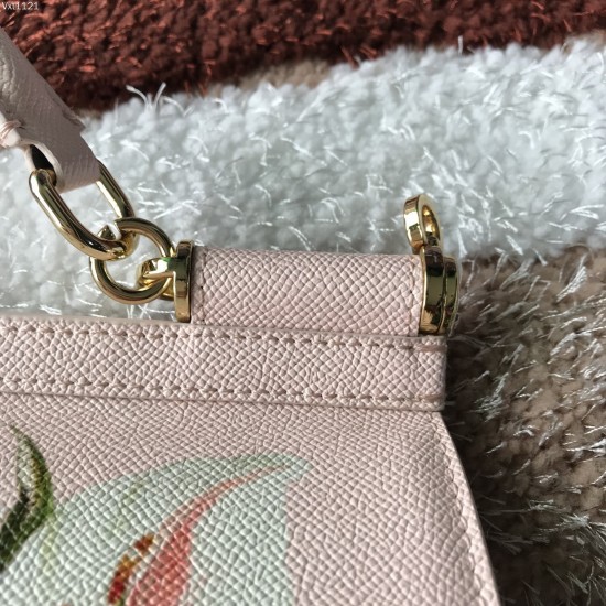 480 [Dolce Gabbana] The same crossbody bag as a celebrity, crossbody, mirror, overseas purchasing special products, fashionable and aura, brand new bag style, any combination can be as long as there is a fashionable heart, you can keep it clearly, when an