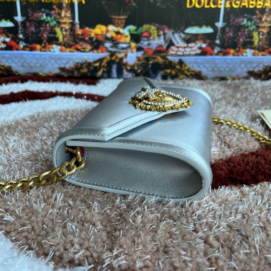 530 original DolceGabbana overseas purchasing special product model number 5512,️Double crossbody clutch bag is mainly simple and fashionable, using imported cowhide raw materials. Butterfly gold-plated DG logo inlaid pearl front flip with hidden magnetic 530 original DolceGabbana overseas purchasing special product model number 5512,️Double crossbody clutch bag is mainly simple and fashionable, using imported cowhide raw materials. Butterfly gold-plated DG logo inlaid pearl front flip with hidden magnetic