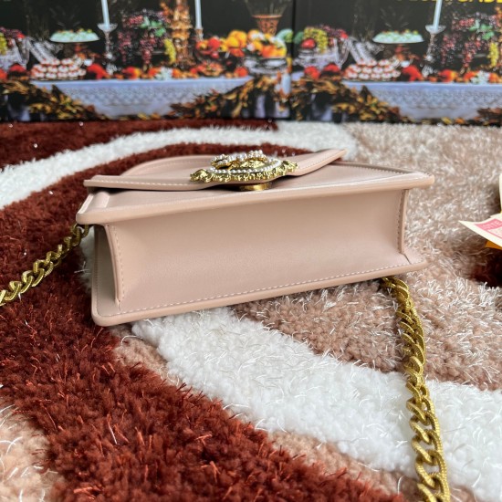 530 [Dolce Gabbana] Chain hand-held crossbody bag model number: 6613 original list ➰Delicious handmade Imported cowhide leather with original hardware bag body with pure handmade oil on top of the top of many celebrities' favorites. Crossbody can be purch