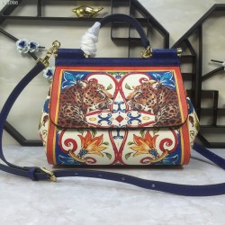 480 [Dolce Gabbana] The same crossbody bag as a celebrity, crossbody, mirror, overseas purchasing special products, fashionable and aura, brand new bag style, any combination can be as long as there is a fashionable heart, you can keep it clearly, when an