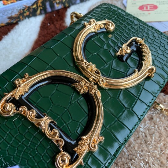 600 【Dolce Gabbana】Top original list ➰Delicate handmade series crossbody bags, imported raw materials, resin bottom plated with real gold DG logo on the front, the flip cover is hidden magnetic buckle, fixed electroplated ruthenium chain decoration, pure 600 【Dolce Gabbana】Top original list ➰Delicate handmade series crossbody bags, imported raw materials, resin bottom plated with real gold DG logo on the front, the flip cover is hidden magnetic buckle, fixed electroplated ruthenium chain decoration, pure