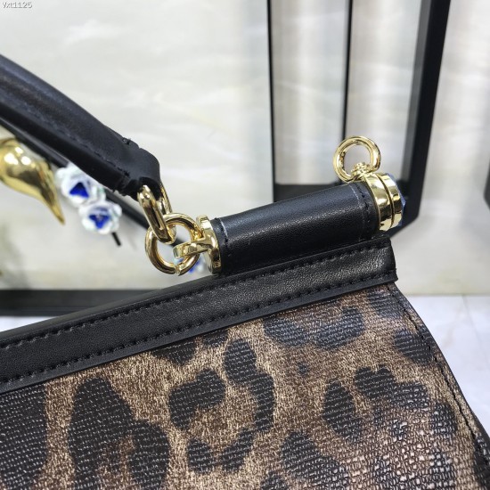 P470 top original list [Dolce Gabbana] Classic leopard print ️New model is coming, the perfect curve of the authentic Hong Kong product purchase version, every trace of it reveals the vitality of the city.Imported cowhide, customized high-plating hardware