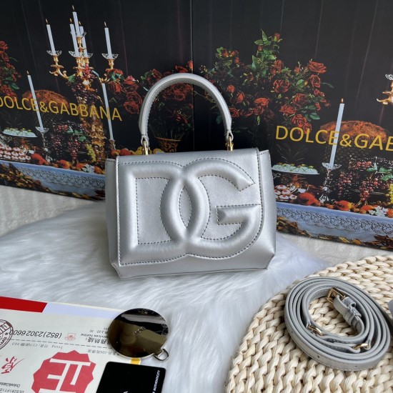 570 [Dolce Gabbana] Model number: 9112 Original order ➰Delicate handmade, imported cowhide bag body with pure handmade oil edges on top, embellished with standing effect quilted DG log Fashion trend, favorite of many celebrities, crossbody, overseas purch