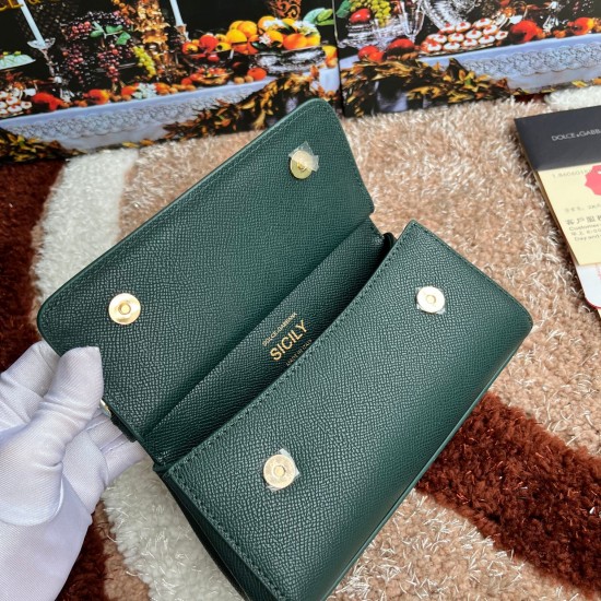 P550 model number: 4133 palm print high-end product [Dolce Gabbana] Another platinum bag in the fashion industry ➰Delicate handmade classic model solid color versatile. Favorite of many celebrities. Crossbody can be used with mirrors. Special products for