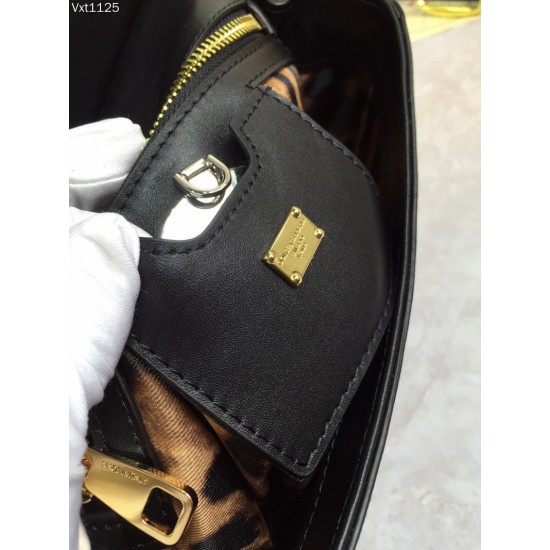 P470 top original list [Dolce Gabbana] Classic leopard print ️New model is coming, the perfect curve of the authentic Hong Kong product purchase version, every trace of it reveals the vitality of the city.Imported cowhide, customized high-plating hardware