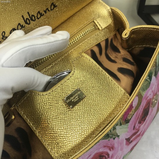 480 [Dolce Gabbana] The same crossbody bag as a celebrity, crossbody, mirror, overseas purchasing special products, fashionable and aura, brand new bag style, any combination can be as long as there is a fashionable heart, you can keep it clearly, when an