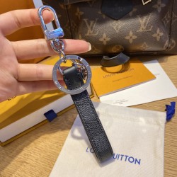 45 original single MONOGRAM ECLIPSE DRAGONNE bag decoration and keychain M61950 Hegge Dragonne accessory uses the iconic Monogram Eclipse, with avant-garde style and a stylish must-have.Size: 20-3 Material: Top-grade imported hardware with original single
