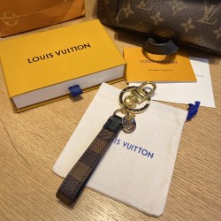 45 original single MONOGRAM ECLIPSE DRAGONNE bag decoration and keychain M61950 Kage This Dragonne accessory uses the iconic Monogram Eclipse, with avant-garde style and a fashion essential.Size: 20-3 Material: Top-grade imported hardware with original si