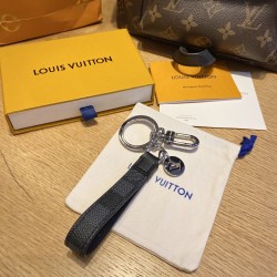 45 original single MONOGRAM ECLIPSE DRAGONNE bag decoration and keychain M61950 Hegge Dragonne accessory uses the iconic Monogram Eclipse, with avant-garde style and a stylish must-have.Size: 20-3 Material: Top-grade imported hardware with original single