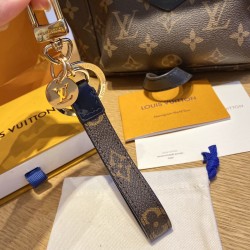 45 original single MONOGRAM ECLIPSE DRAGONNE bag decoration and keychain M61950 presbyopia This Dragonne accessory uses the iconic Monogram Eclipse, with avant-garde style and a fashion essential.Size: 20-3 Material: Top-grade imported hardware with origi