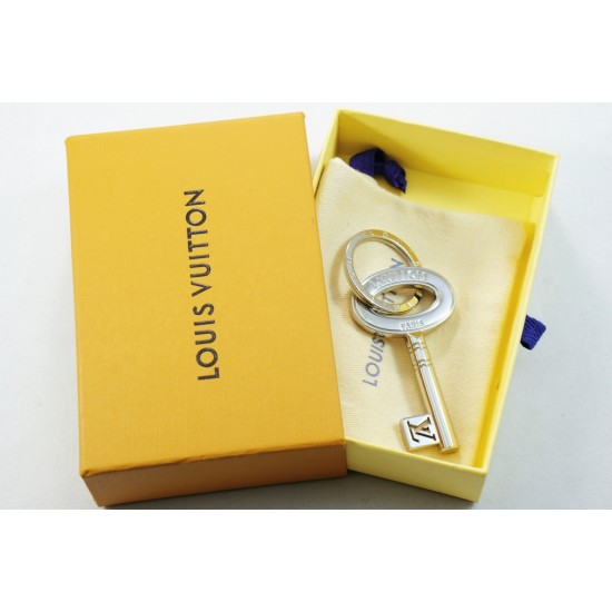 45 Keychain Silver LOUIS VUITTON official website LV CHROMATIC bag decoration and keychain.✨LV Chromatic bag decoration and keychain continuous writing series design, using matte lines to outline polished LV letter hanging ornaments, paired with springs a 45 Keychain Silver LOUIS VUITTON official website LV CHROMATIC bag decoration and keychain.✨LV Chromatic bag decoration and keychain continuous writing series design, using matte lines to outline polished LV letter hanging ornaments, paired with springs a
