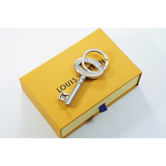45 Keychain Silver LOUIS VUITTON official website LV CHROMATIC bag decoration and keychain.✨LV Chromatic bag decoration and keychain continuous writing series design, using matte lines to outline polished LV letter hanging ornaments, paired with springs a 45 Keychain Silver LOUIS VUITTON official website LV CHROMATIC bag decoration and keychain.✨LV Chromatic bag decoration and keychain continuous writing series design, using matte lines to outline polished LV letter hanging ornaments, paired with springs a