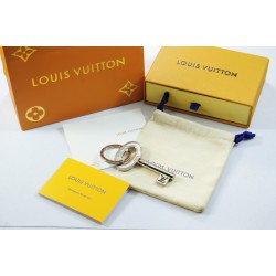 45 Keychain Silver LOUIS VUITTON official website LV CHROMATIC bag decoration and keychain.✨LV Chromatic bag decoration and keychain continuous writing series design, using matte lines to outline polished LV letter hanging ornaments, paired with springs a