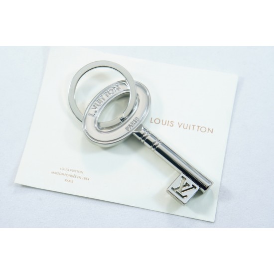45 Keychain Silver LOUIS VUITTON official website LV CHROMATIC bag decoration and keychain.✨LV Chromatic bag decoration and keychain continuous writing series design, using matte lines to outline polished LV letter hanging ornaments, paired with springs a 45 Keychain Silver LOUIS VUITTON official website LV CHROMATIC bag decoration and keychain.✨LV Chromatic bag decoration and keychain continuous writing series design, using matte lines to outline polished LV letter hanging ornaments, paired with springs a