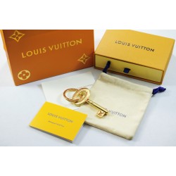 45 Keychain Golden LOUIS VUITTON official website LV CHROMATIC bag decoration and keychain.✨LV Chromatic bag decoration and keychain continuous writing series design, using matte lines to outline polished LV letter hanging ornaments, paired with springs a