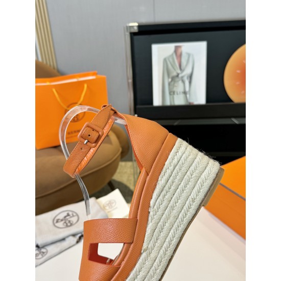 300Herms/Hermes classic waterproof platform H slope heel rope sandals with extremely retro design. It has a strong exotic style and fashionable feeling, and it has a tone for casual wear. Simple styles are easy to match with high-end feel. It is great. Th