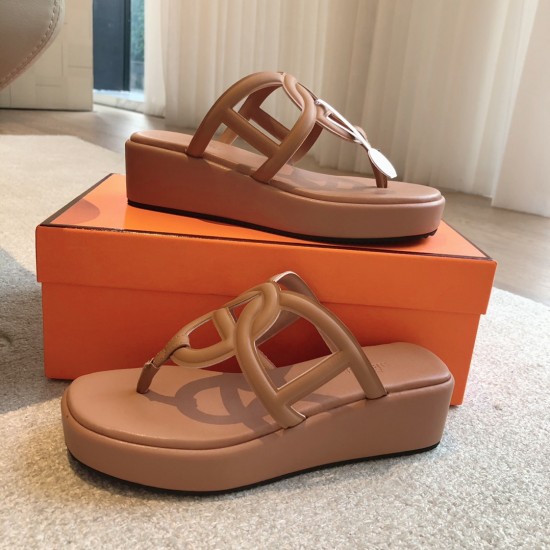 Hermes... a Eclair slippers 2024 new product + hot series of shoes with light soles, with a certain thickness that increases the height and makes your legs look longer!Body, breathable and comfortable technology fabric!A single item that combines color co Hermes... a Eclair slippers 2024 new product + hot series of shoes with light soles, with a certain thickness that increases the height and makes your legs look longer!Body, breathable and comfortable technology fabric!A single item that combines color co