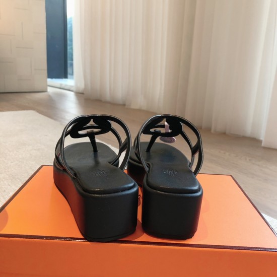 Hermes... a Eclair slippers 2024 new product + hot series of shoes with light soles, with a certain thickness that increases the height and makes your legs look longer!Body, breathable and comfortable cowhide fabric!A single item that combines color combi Hermes... a Eclair slippers 2024 new product + hot series of shoes with light soles, with a certain thickness that increases the height and makes your legs look longer!Body, breathable and comfortable cowhide fabric!A single item that combines color combi
