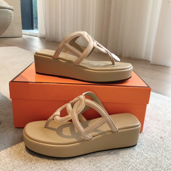 Hermes... a Eclair slippers 2024 new product + hot series of shoes with light soles, with a certain thickness that increases the height and makes your legs look longer!Body, breathable and comfortable technology fabric!A single item that combines color co Hermes... a Eclair slippers 2024 new product + hot series of shoes with light soles, with a certain thickness that increases the height and makes your legs look longer!Body, breathable and comfortable technology fabric!A single item that combines color co