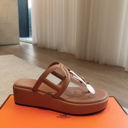 Hermes... a Eclair slippers 2024 new product + hot series of shoes with light soles, with a certain thickness that increases the height and makes your legs look longer!Body, breathable and comfortable technology fabric!A single item that combines color co
