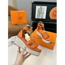 300Herms/Hermes classic waterproof platform H slope heel rope sandals with extremely retro design. It has a strong exotic style and fashionable feeling, and it has a tone for casual wear. Simple styles are easy to match with high-end feel. It is great. Th