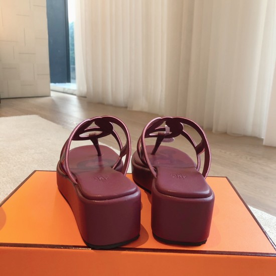 Hermes... a Eclair slippers 2024 new product + hot series of shoes with light soles, with a certain thickness that increases the height and makes your legs look longer!Body, breathable and comfortable technology fabric!A single item that combines color co Hermes... a Eclair slippers 2024 new product + hot series of shoes with light soles, with a certain thickness that increases the height and makes your legs look longer!Body, breathable and comfortable technology fabric!A single item that combines color co