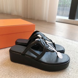 Hermes... a Eclair slippers 2024 new product + hot series of shoes with light soles, with a certain thickness that increases the height and makes your legs look longer!Body, breathable and comfortable cowhide fabric!A single item that combines color combi