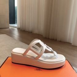 Hermes... a Eclair slippers 2024 new product + hot series of shoes with light soles, with a certain thickness that increases the height and makes your legs look longer!Body, breathable and comfortable technology fabric!A single item that combines color co