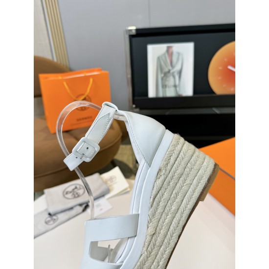 300Herms/Hermes classic waterproof platform H slope heel rope sandals with extremely retro design. It has a strong exotic style and fashionable feeling, and it has a tone for casual wear. Simple styles are easy to match with high-end feel. It is great. Th