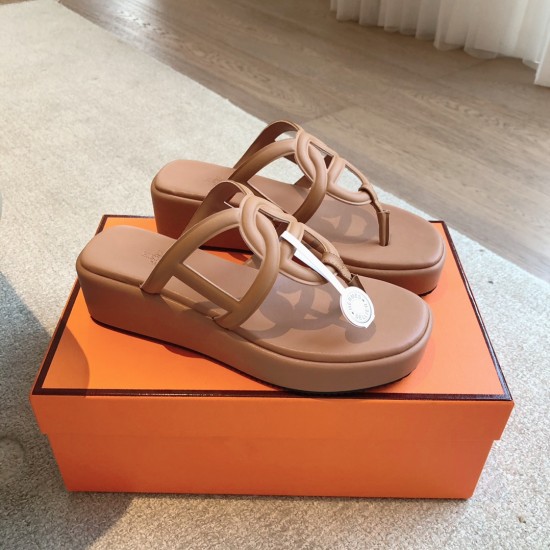 Hermes... a Eclair slippers 2024 new product + hot series of shoes with light soles, with a certain thickness that increases the height and makes your legs look longer!Body, breathable and comfortable technology fabric!A single item that combines color co Hermes... a Eclair slippers 2024 new product + hot series of shoes with light soles, with a certain thickness that increases the height and makes your legs look longer!Body, breathable and comfortable technology fabric!A single item that combines color co