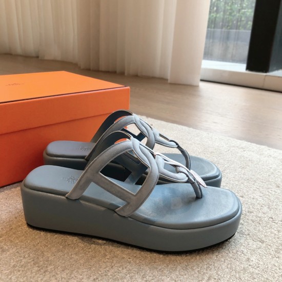 Hermes... a Eclair slippers 2024 new product + hot series of shoes with light soles, with a certain thickness that increases the height and makes your legs look longer!Body, breathable and comfortable technology fabric!A single item that combines color co Hermes... a Eclair slippers 2024 new product + hot series of shoes with light soles, with a certain thickness that increases the height and makes your legs look longer!Body, breathable and comfortable technology fabric!A single item that combines color co