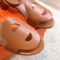 Hermes top-grade, medium-heeled, pig nose sandals Hermes... a Eclair 2025 new color + hot series style is super positive, with a certain thickness to increase the height and make your legs look longer!A single item that is breathable and comfortable in th