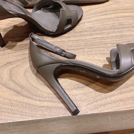 Palmprint. Heel height 10.5cm Hermes top version. High-heeled sandals P350Herme* Early Spring Counter New High-heeled Sandal Series ✔️Upper: Epson leather suede palm print ✔️Inner: Imported mixed-bred sheepskin ✔️Heel height: 10.5cm ✔️Outs: Original Itali Palmprint. Heel height 10.5cm Hermes top version. High-heeled sandals P350Herme* Early Spring Counter New High-heeled Sandal Series ✔️Upper: Epson leather suede palm print ✔️Inner: Imported mixed-bred sheepskin ✔️Heel height: 10.5cm ✔️Outs: Original Itali