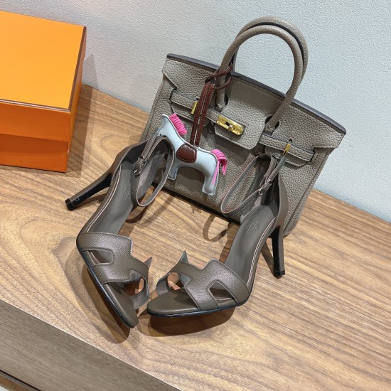 Palmprint. Heel height 9cm Hermes top version. High-heeled sandals P350Herme* Early Spring Counter New High-heeled Sandal Series ✔️Upper: Epson leather suede Palmprint ✔️Inner: Imported mixed-bred sheepskin ✔️Heel height: 9cm ✔️Outs: Original Italian leat Palmprint. Heel height 9cm Hermes top version. High-heeled sandals P350Herme* Early Spring Counter New High-heeled Sandal Series ✔️Upper: Epson leather suede Palmprint ✔️Inner: Imported mixed-bred sheepskin ✔️Heel height: 9cm ✔️Outs: Original Italian leat