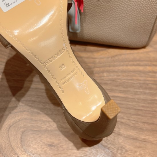 Palmprint. Heel height 9cm Hermes top version. High-heeled sandals P350Herme* Early Spring Counter New High-heeled Sandal Series ✔️Upper: Epson leather suede Palmprint ✔️Inner: Imported mixed-bred sheepskin ✔️Heel height: 9cm ✔️Outs: Original Italian leat Palmprint. Heel height 9cm Hermes top version. High-heeled sandals P350Herme* Early Spring Counter New High-heeled Sandal Series ✔️Upper: Epson leather suede Palmprint ✔️Inner: Imported mixed-bred sheepskin ✔️Heel height: 9cm ✔️Outs: Original Italian leat