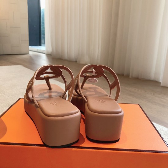 Hermes... a Eclair slippers 2024 new product + hot series of shoes with light soles, with a certain thickness that increases the height and makes your legs look longer!Body, breathable and comfortable technology fabric!A single item that combines color co Hermes... a Eclair slippers 2024 new product + hot series of shoes with light soles, with a certain thickness that increases the height and makes your legs look longer!Body, breathable and comfortable technology fabric!A single item that combines color co