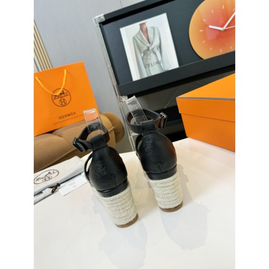 300Herms/Hermes classic waterproof platform H slope heel rope sandals with extremely retro design. It has a strong exotic style and fashionable feeling, and it has a tone for casual wear. Simple styles are easy to match with high-end feel. It is great. Th